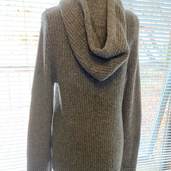 |SOLD| Abercrombie and Fitch Zip-up W/Hoodie - Picture 4 of 8